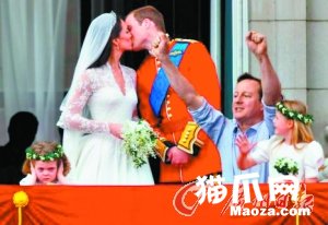 卡梅伦为威廉王子大婚欢呼。 卡梅伦为威廉王子大婚欢呼。
