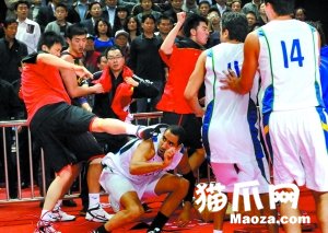 中国男篮和巴西男篮火爆群殴 中国男篮和巴西男篮火爆群殴