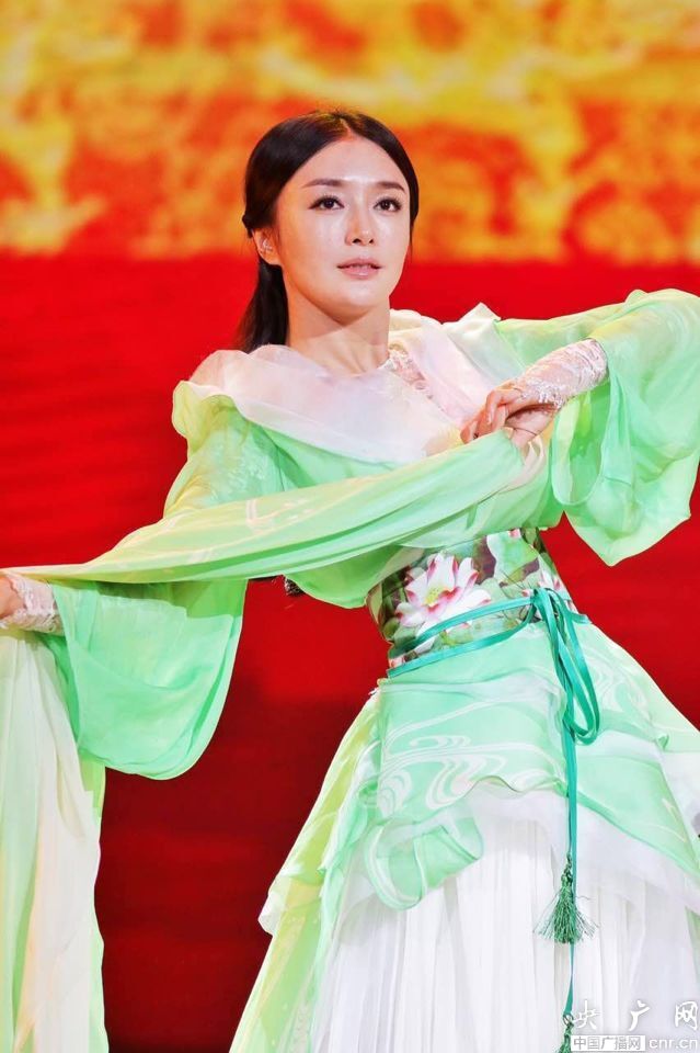 羊年春晚第三次彩排_贾玲爆笑登场佟丽娅惊艳亮相 羊年春晚第三次彩排_贾玲爆笑登场佟丽娅惊艳亮相