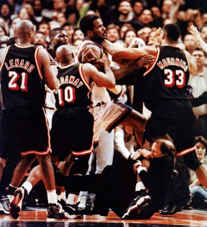 莫宁单挑纽约黑帮 他是NBA第一铁血硬汉,一人单挑纽约黑帮,换肾仍战斗终夺冠!