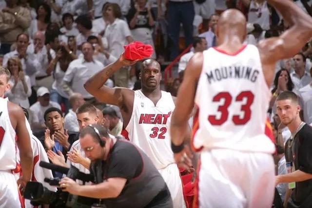 莫宁单挑纽约黑帮 他是NBA第一铁血硬汉,一人单挑纽约黑帮,换肾仍战斗终夺冠!