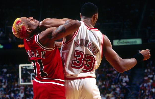 莫宁单挑纽约黑帮 他是NBA第一铁血硬汉,一人单挑纽约黑帮,换肾仍战斗终夺冠!
