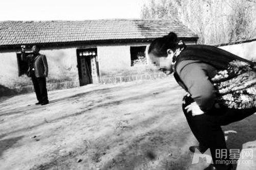 游客还在光秃秃的地上找萝卜