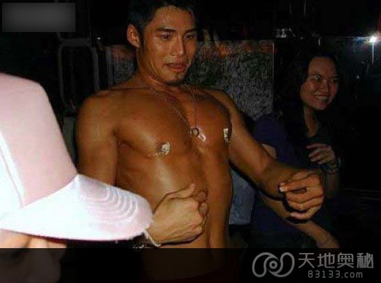 鸭仔被富婆包夜蹂躏:一晚9次弄出血 鸭仔被富婆包夜蹂躏:一晚9次弄出血