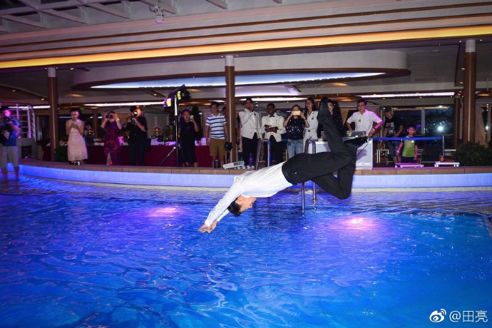 624c473cgy1fhhzzi1mm7j20zk0nq18z