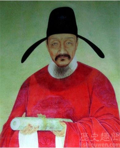 仭